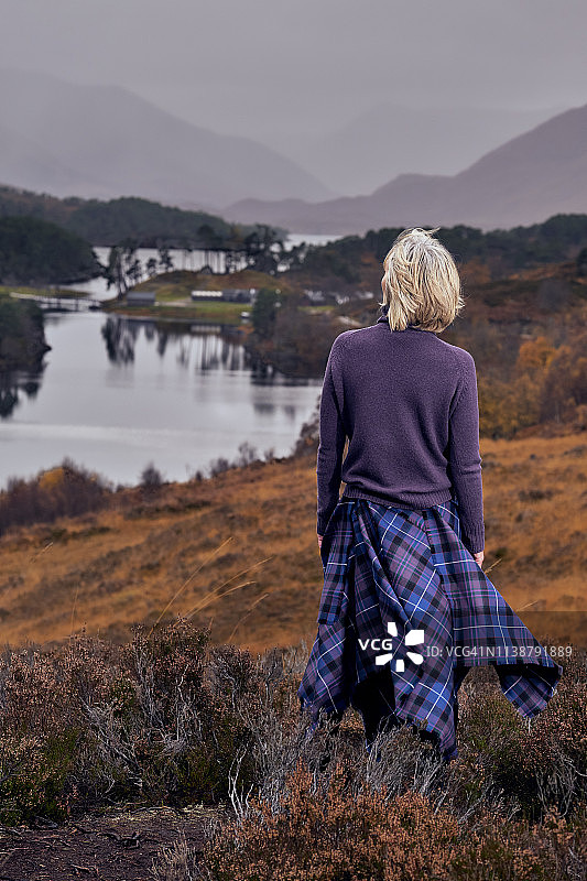 在苏格兰高地阿夫里克峡谷的女人图片素材