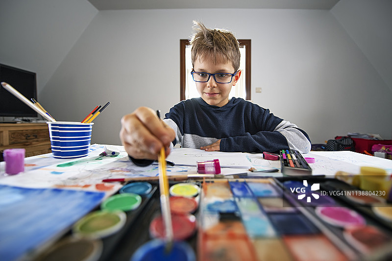 在家绘画的小男孩图片素材