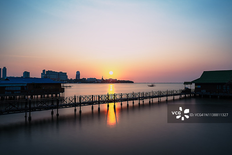 海边的旧木桥和房屋图片素材