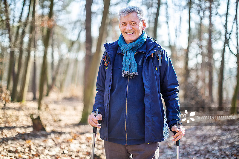 在森林里健走的年长男子图片素材