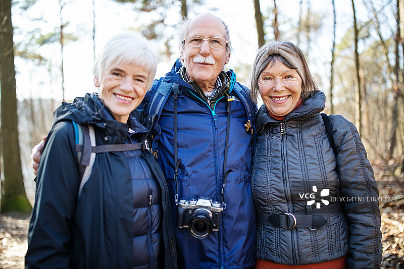 一群老年人徒步旅行图片素材