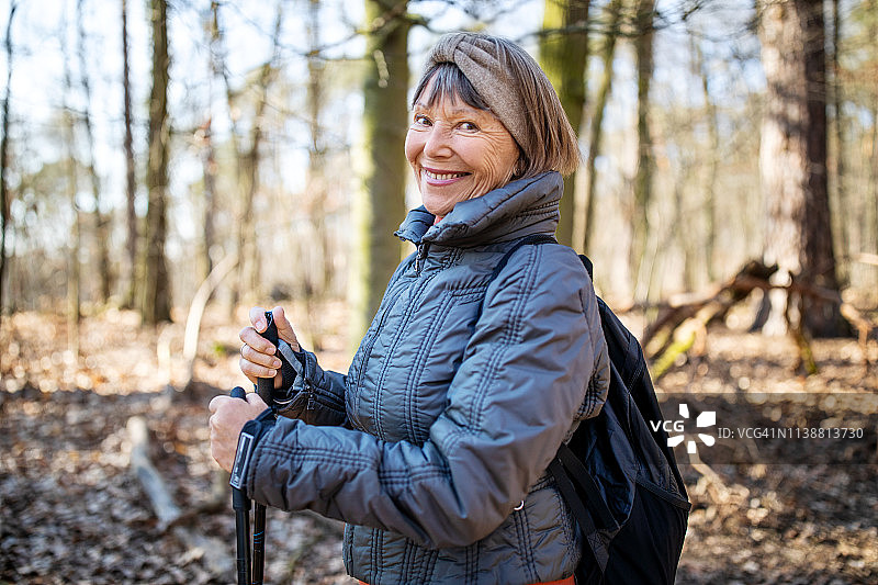徒步旅行中的年长妇女肖像图片素材