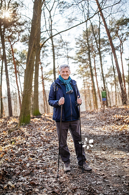 享受徒步冒险的老年男人图片素材