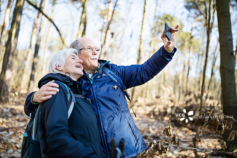 情侣在徒步旅行中自拍图片素材