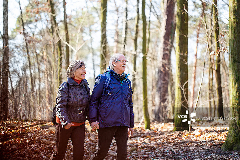 徒步老年夫妇图片素材