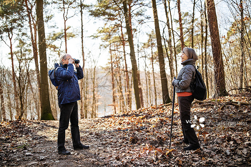 乡村徒步旅行中拍照的年长朋友们图片素材