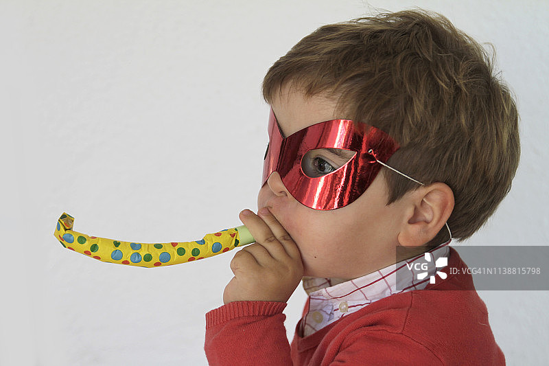 吹响发声玩具的小男孩图片素材