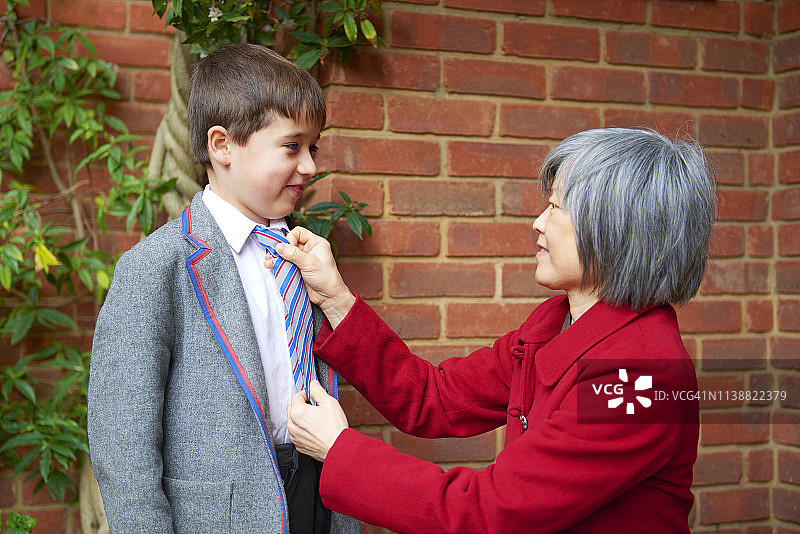 妈妈为儿子系领带图片素材