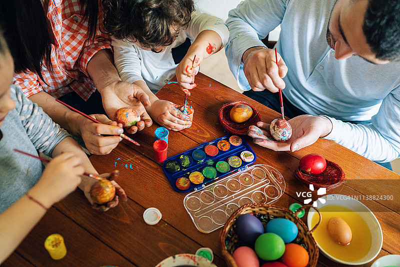 幸福家庭一起绘制复活节彩蛋图片素材