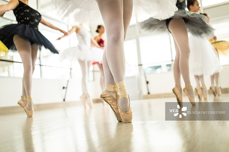 穿着缎面芭蕾舞鞋的芭蕾舞者图片素材