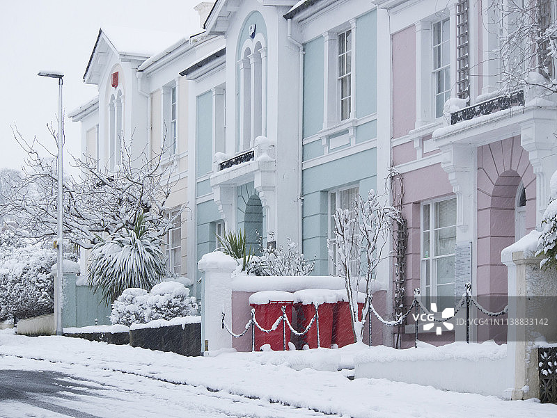 英国德文郡牛顿艾 Abbot 住宅区的罕见降雪图片素材