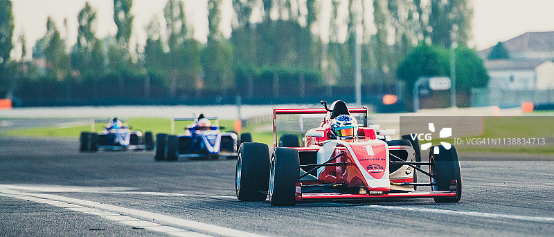 赛道上的三辆方程式赛车图片素材