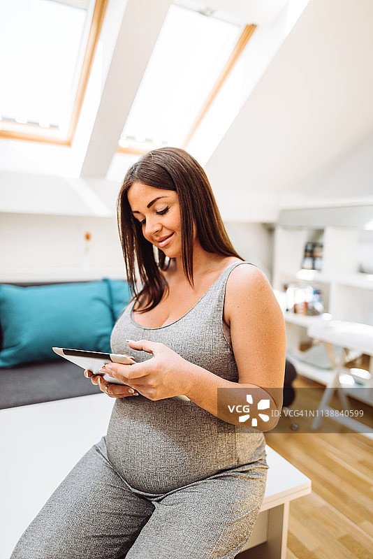 在家工作的孕妇图片素材