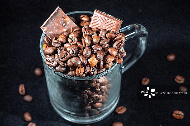 深色背景上的咖啡豆和巧克力特写图片素材