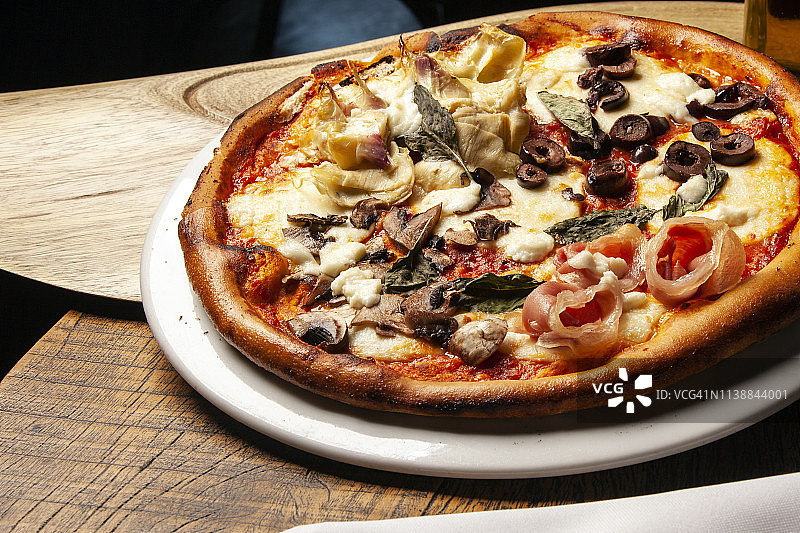 美味的烤比萨图片素材