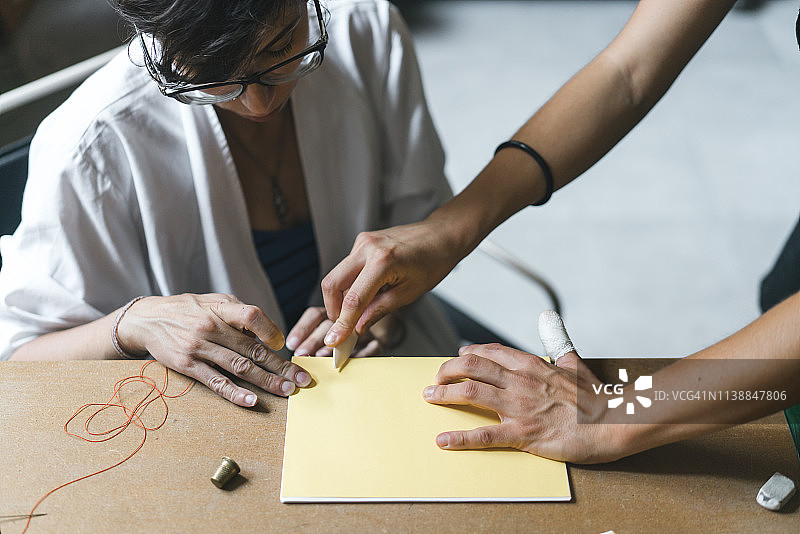 年轻女子制作笔记本图片素材