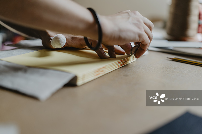 年轻女子制作笔记本图片素材