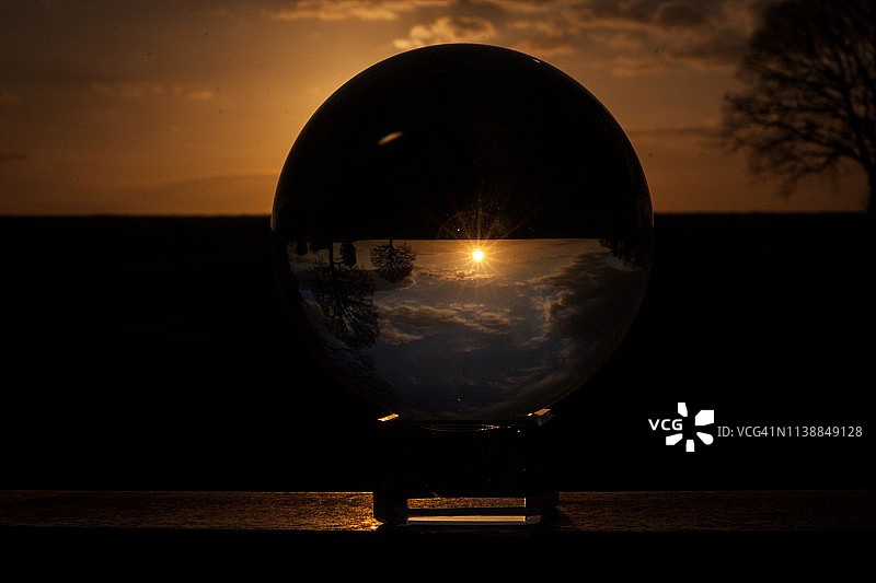 上下颠倒的图片素材