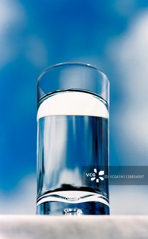 从下方视角看水杯图片素材