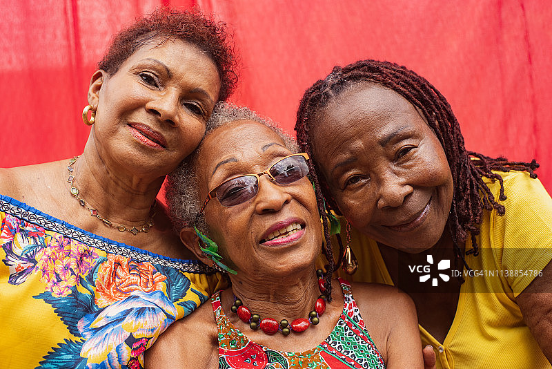 户外充满活力的三位年长女性图片素材