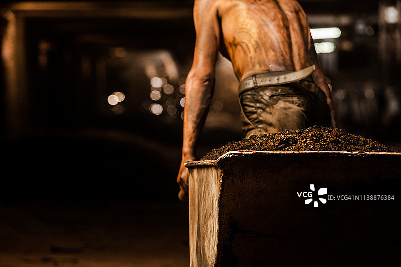 矿工在矿井工作图片素材