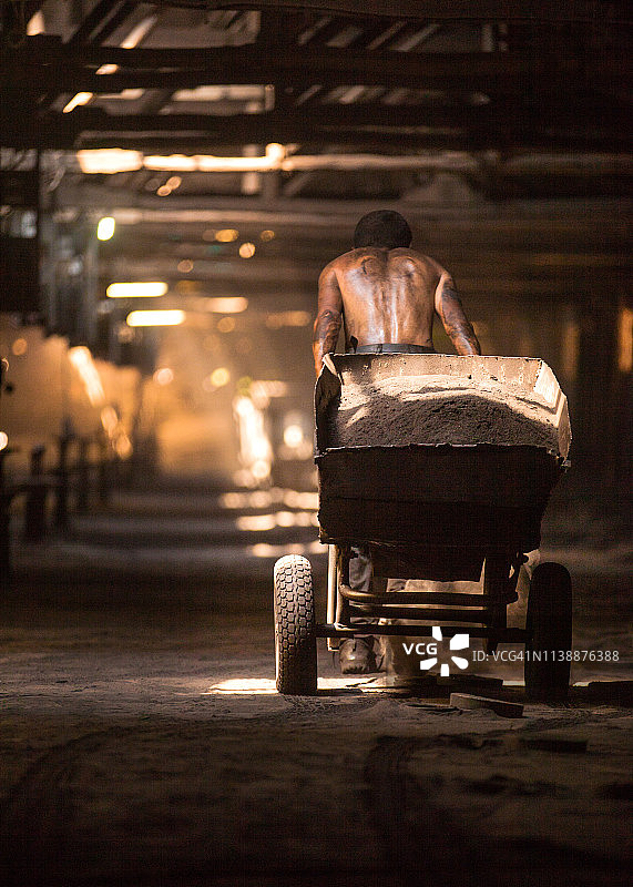 矿工在矿井工作图片素材