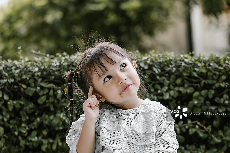 认真思考的可爱孩子图片素材