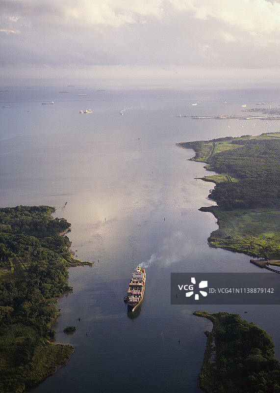 船舶进入巴拿马运河图片素材