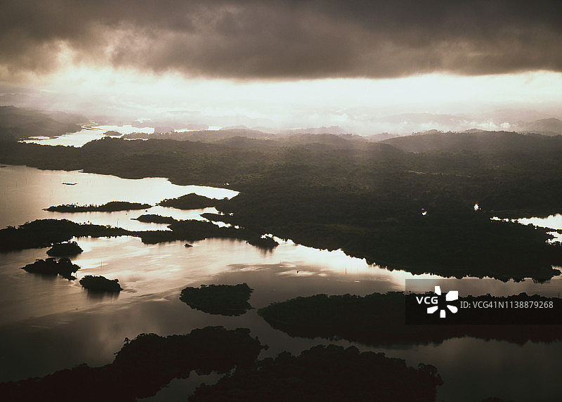巴拿马运河加通湖的支流图片素材