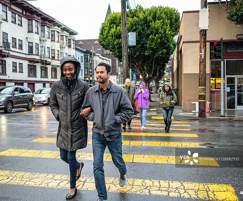 雨中穿越图片素材