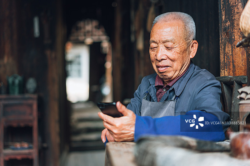 使用手机的中国老年男人图片素材