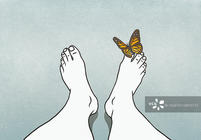 蝴蝶落在男人脚趾上图片素材