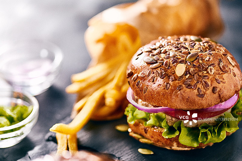 美味的自制鸡肉汉堡图片素材