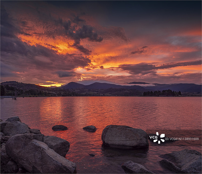 澳大利亚新南威尔士州金达拜恩湖的壮丽黄昏图片素材