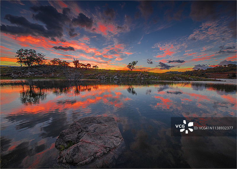 金达拜恩湖的黎明天空倒影，位于澳大利亚新南威尔士州南部高山地区雪山中图片素材