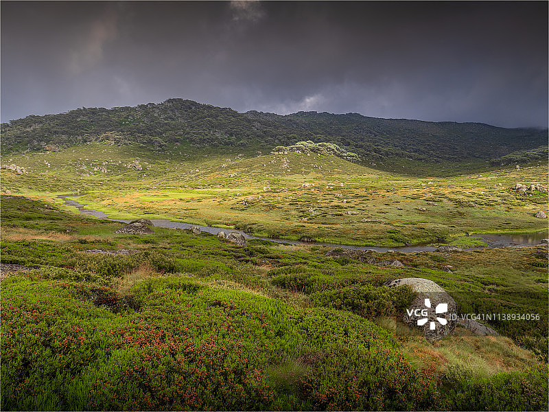 科希丘什科国家公园斯宾塞河的夏日风暴与阳光，澳大利亚新南威尔士州南部高地图片素材