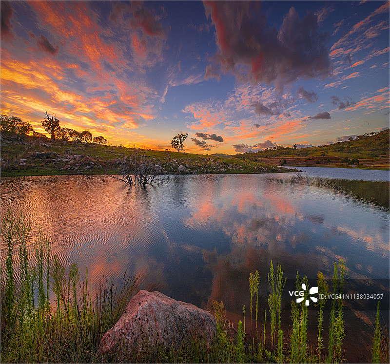 澳大利亚新南威尔士州金达拜恩湖的黎明天空图片素材