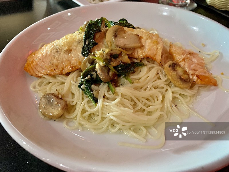 三文鱼意面拼盘图片素材