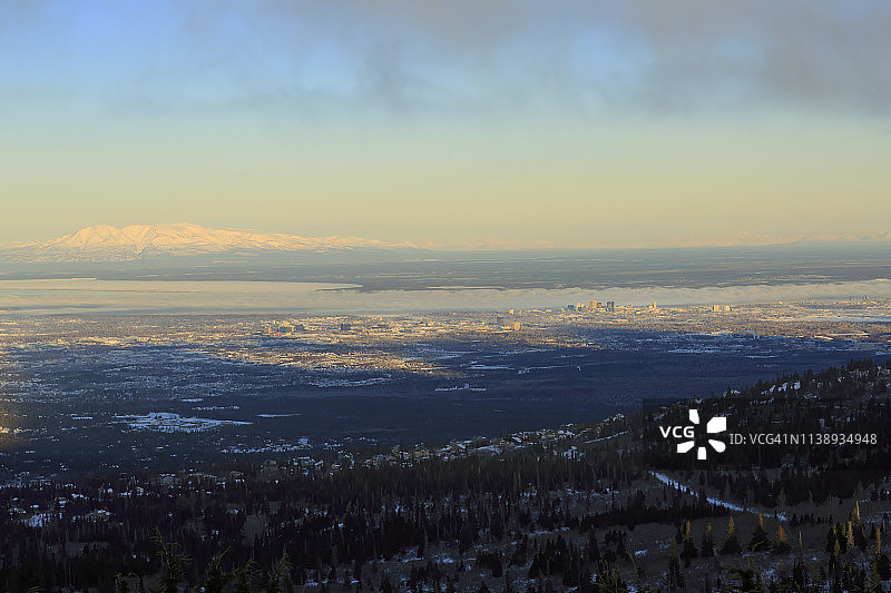 阿拉斯加州安克雷奇上空日出景色图片素材