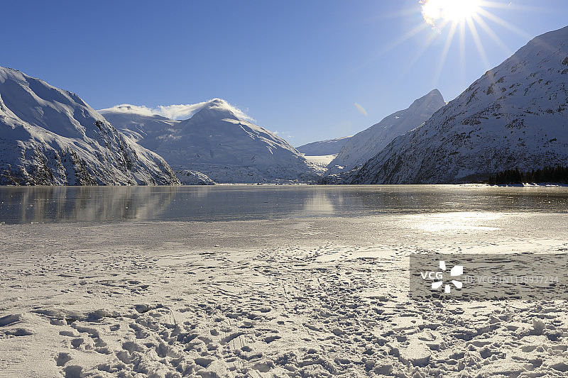 阿拉斯加冬季的 Portage 湖图片素材