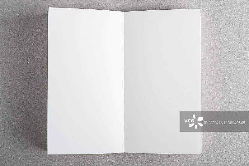 灰色背景上的空白杂志图片素材