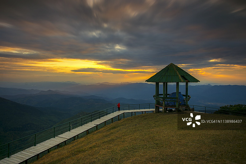 山谷中美丽的雾，在山上露营，美丽的山景图片素材