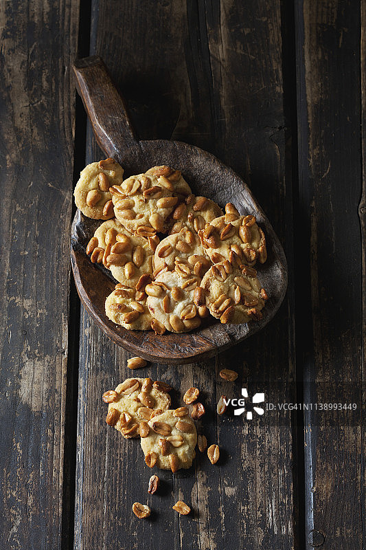 木勺上的花生饼干图片素材