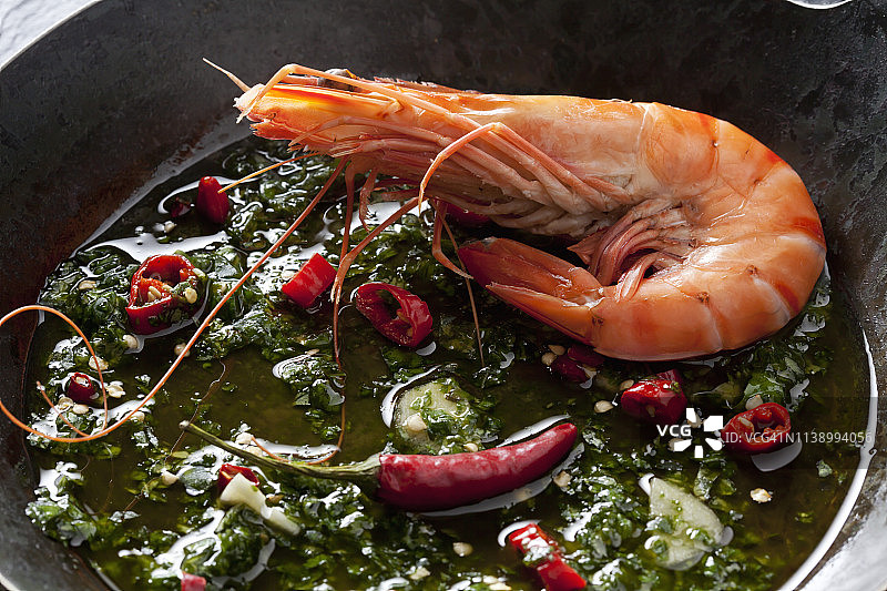 铁锅香草辣椒大蒜虾图片素材