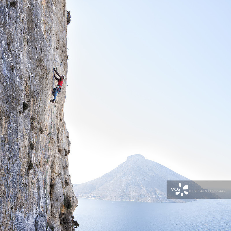卡林诺斯岛海边攀岩图片素材