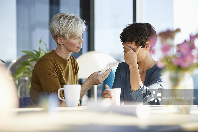 女人安慰哭泣的朋友图片素材