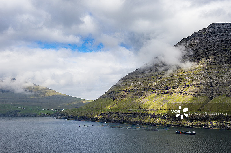 丹麦法罗群岛，博罗伊岛和维岛之间的巨大峡湾图片素材