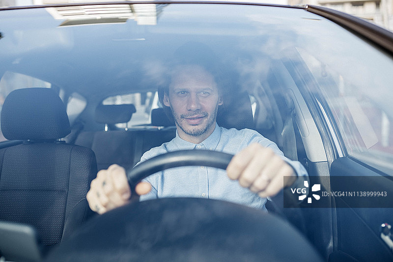 微笑的商人开车图片素材