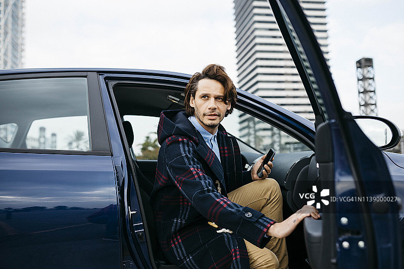 西班牙巴塞罗那：男子手持手机下车图片素材
