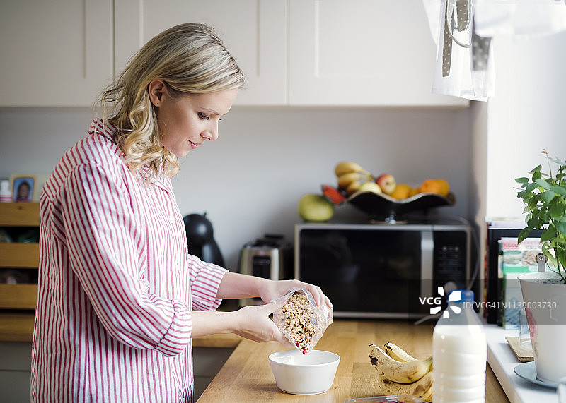 女子在家中厨房准备早餐图片素材